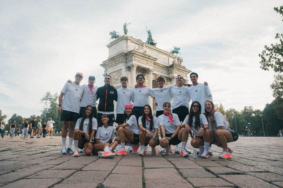 The crew in front of the Arco della Pace in Milan